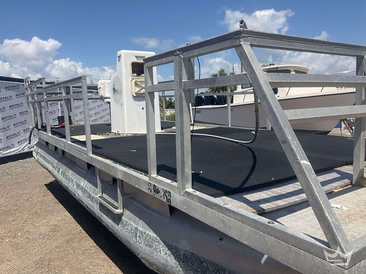 2020-pontoon-boat-image-11
