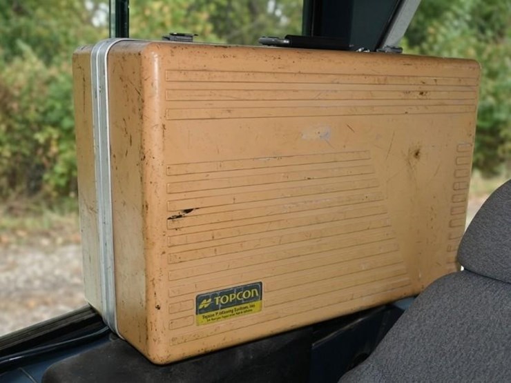 2008-deere-700j-xlt-image-26