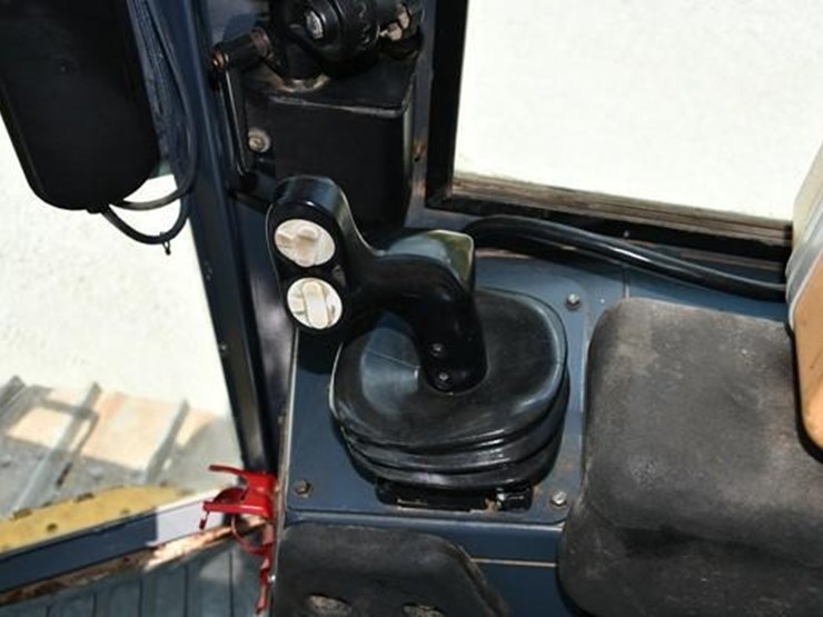 2008-deere-700j-xlt-image-27