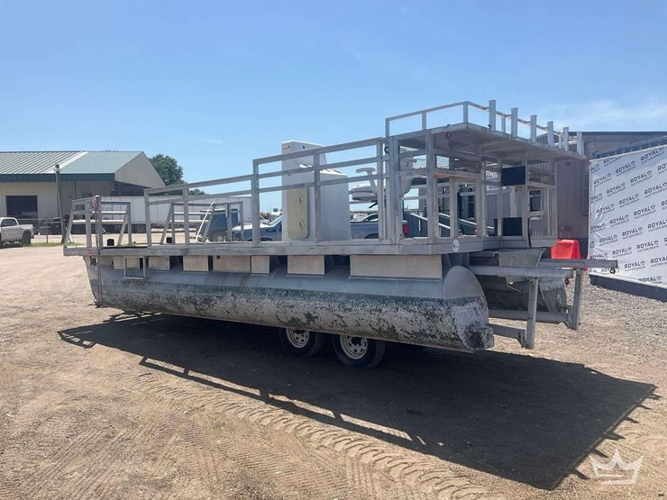 2020-pontoon-boat-image-3