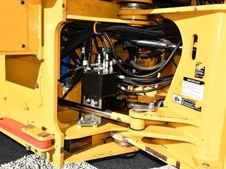 2017-deere-644k-image-33