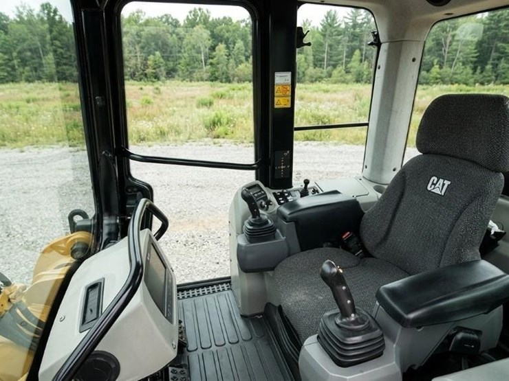 2017-caterpillar-953d-image-26