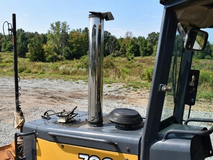 2008-deere-700j-xlt-image-30
