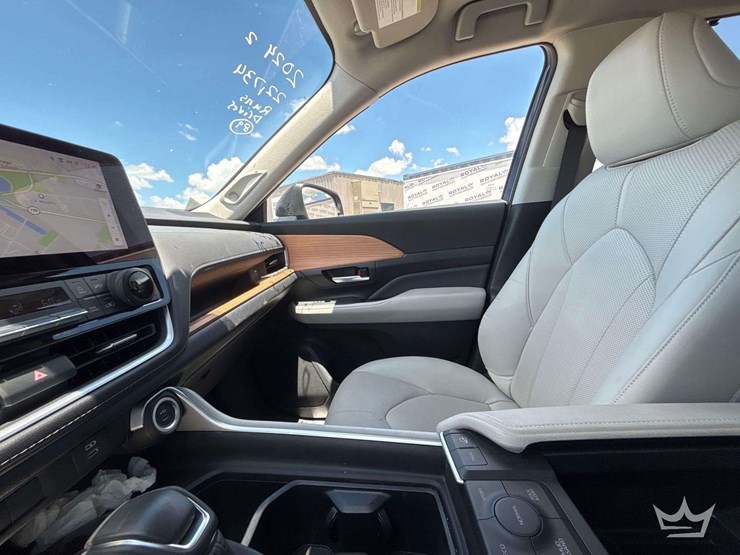 2024-toyota-highlander-image-17