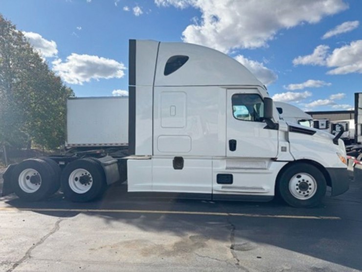 2022-freightliner-cascadia-126-image-2