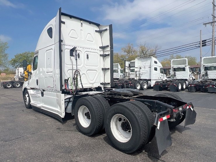 2022-freightliner-cascadia-126-image-2