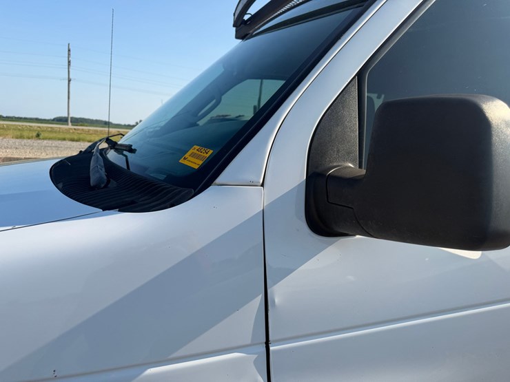 2013-ford-e350-image-34