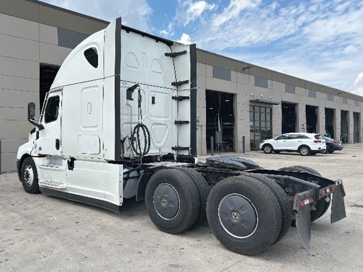 2022-freightliner-cascadia-126-image-2