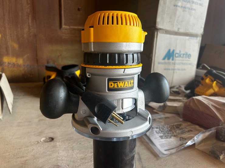 #39131-•-dewalt-router-image-1