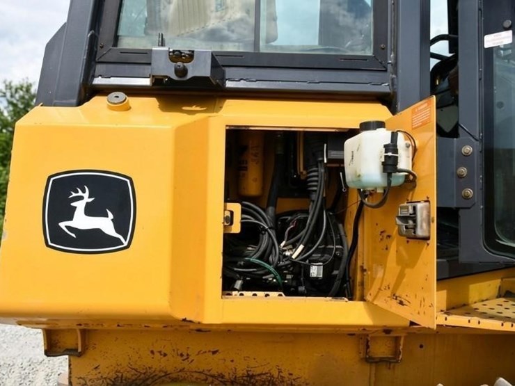 2008-deere-700j-xlt-image-35