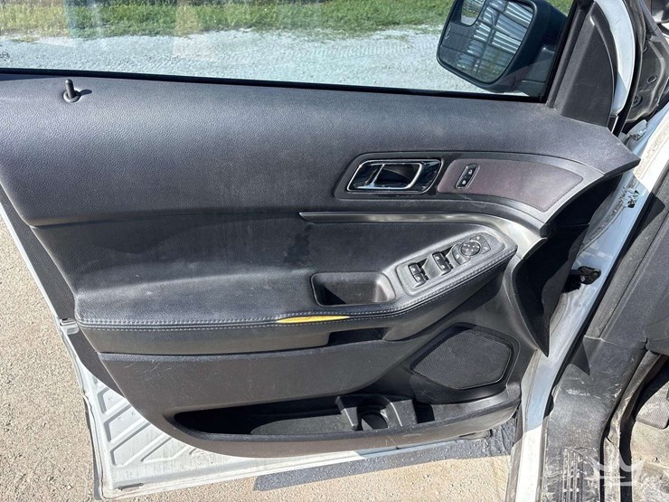 2016-ford-explorer-image-12