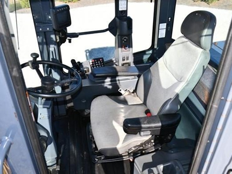 2017-deere-644k-image-22