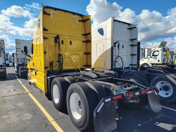2022-freightliner-cascadia-126-image-2