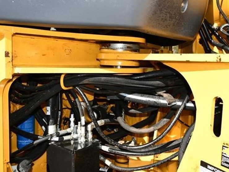 2017-deere-644k-image-34