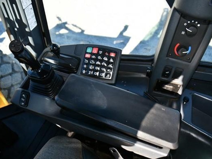 2017-deere-644k-image-25