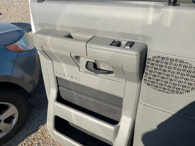 2013-ford-e350-image-87