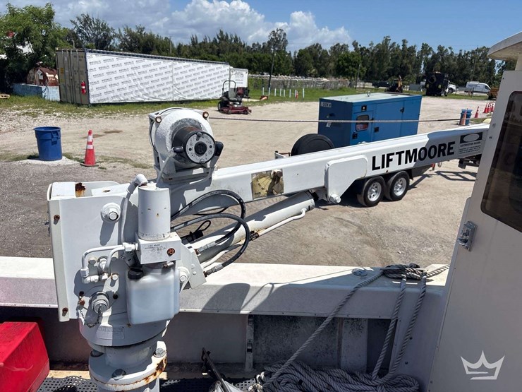 2001-26ft-parker-2520-boat-w/liftmoore-206-2,000lbs-crane-w/-27ft-continental-t/a-boat-trailer-image-10