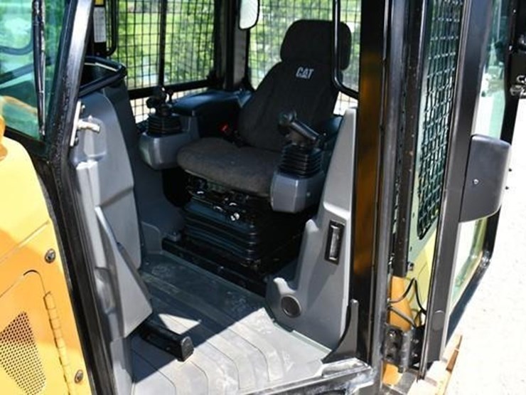 2020-caterpillar-d3k2-xl-image-16