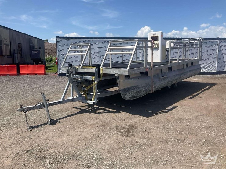 2020-pontoon-boat-image-1
