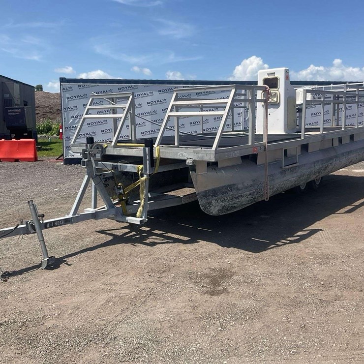 2020 Pontoon Boat