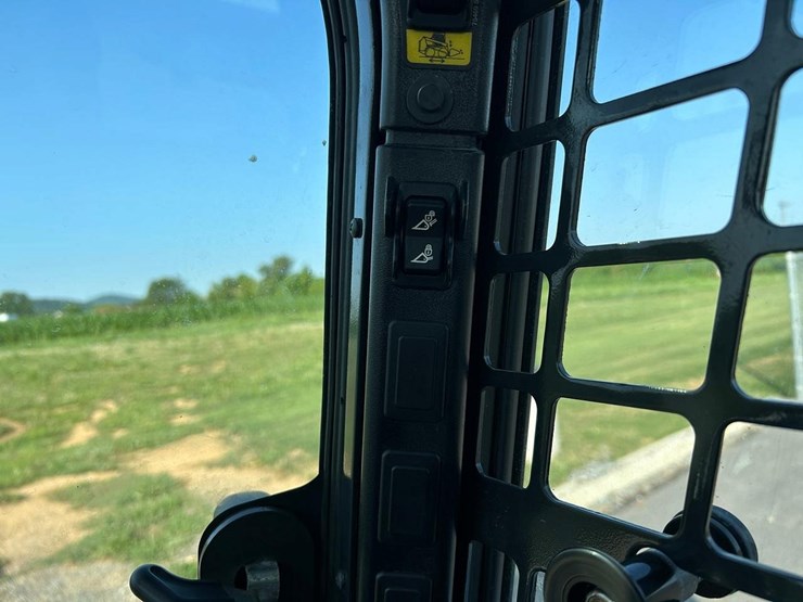 2023-bobcat-s650v2-skid-steer-loader-image-26
