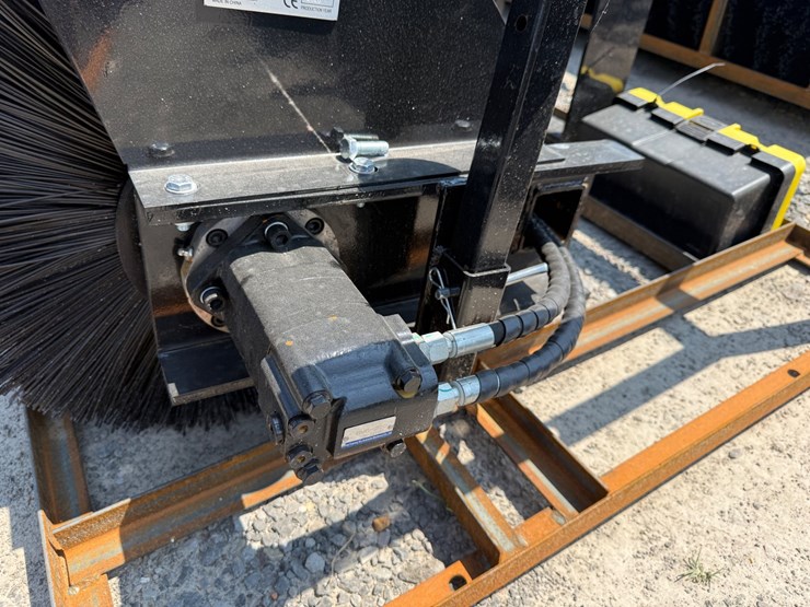 #2071-•-unused-mower-king-ssab72-skid-steer-angle-broom-ssab7226052302h-inv#51833-image-11