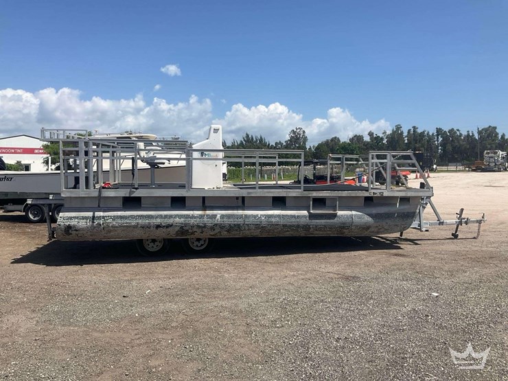 2020-pontoon-boat-image-8