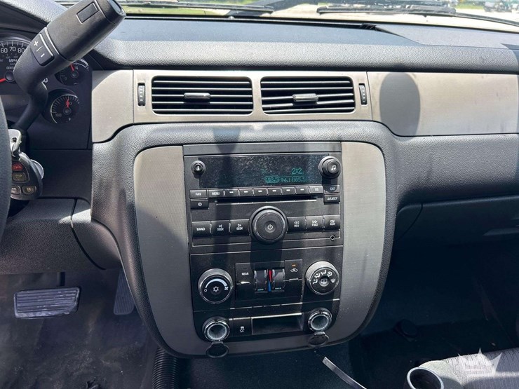 2014-chevrolet-tahoe-image-16