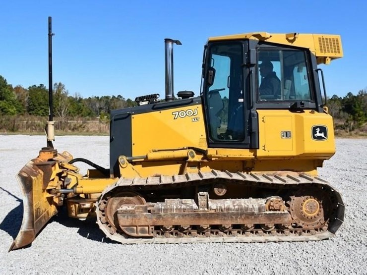 2008-deere-700j-xlt-image-2