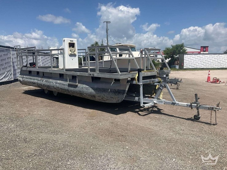 2020-pontoon-boat-image-2