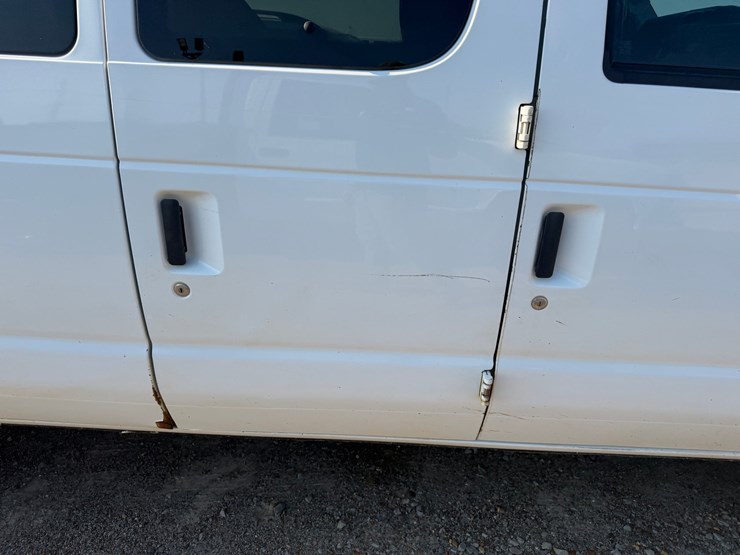 2013-ford-e350-image-48