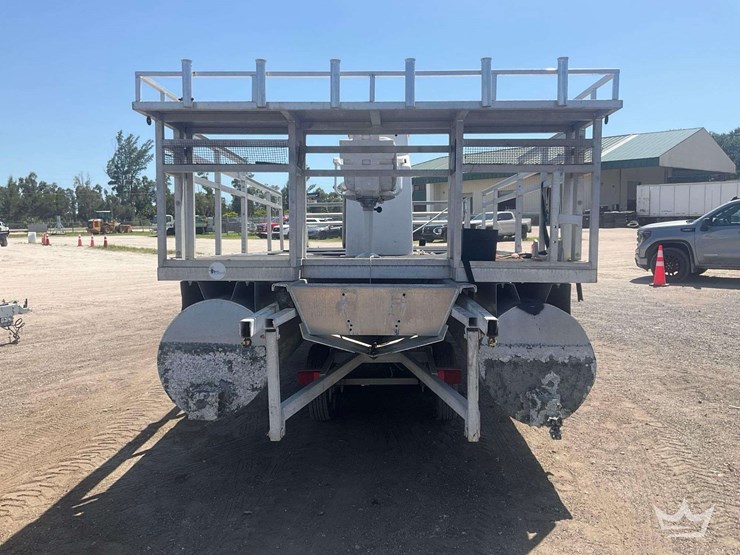 2020-pontoon-boat-image-10