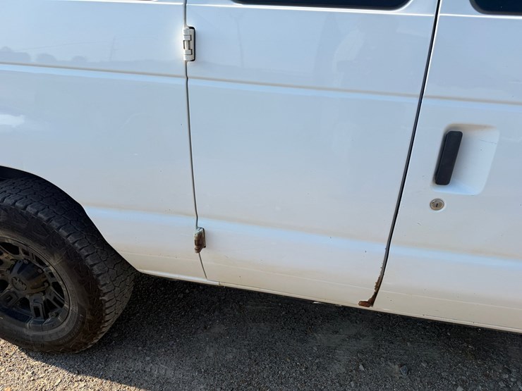 2013-ford-e350-image-50