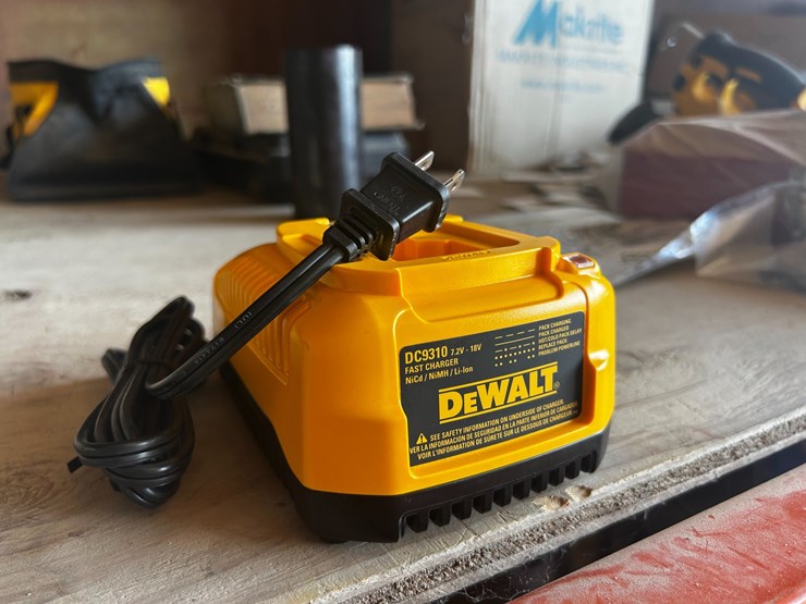 #39130-•-dewalt-18volt-compact-drill-with-driver-kit-image-4