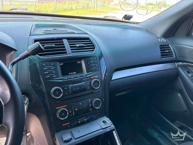 2016-ford-explorer-image-16