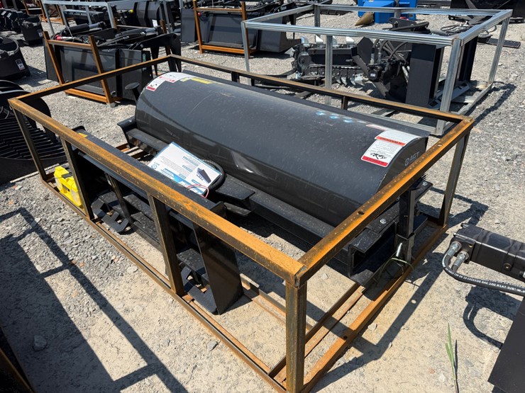 #2071-•-unused-mower-king-ssab72-skid-steer-angle-broom-ssab7226052302h-inv#51833-image-1