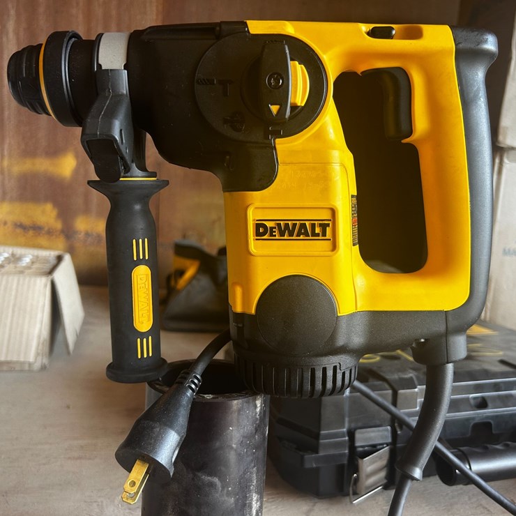 #39135 • DEWALT ROTARY HAMMER KIT