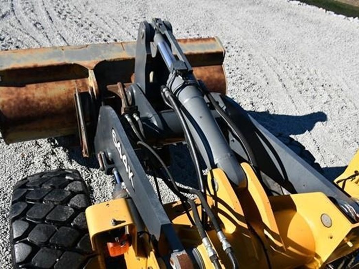 2017-deere-644k-image-21