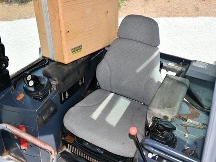 2008-deere-700j-xlt-image-22