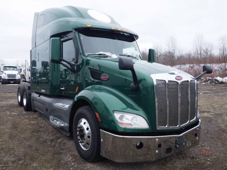 2021-peterbilt-579-image-1