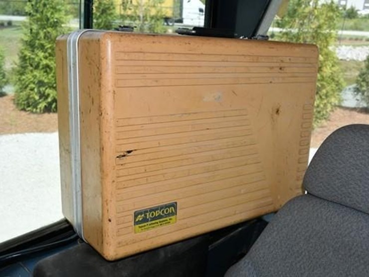 2008-deere-700j-xlt-image-25