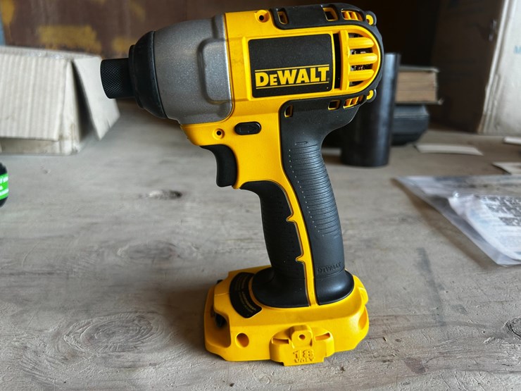 #39137-•-dewalt-18volt-cordless-impact-driver-image-1