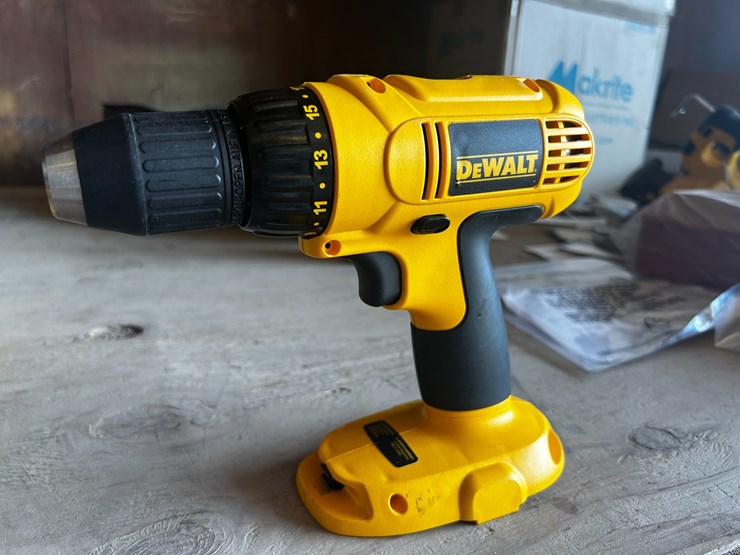 #39130-•-dewalt-18volt-compact-drill-with-driver-kit-image-1