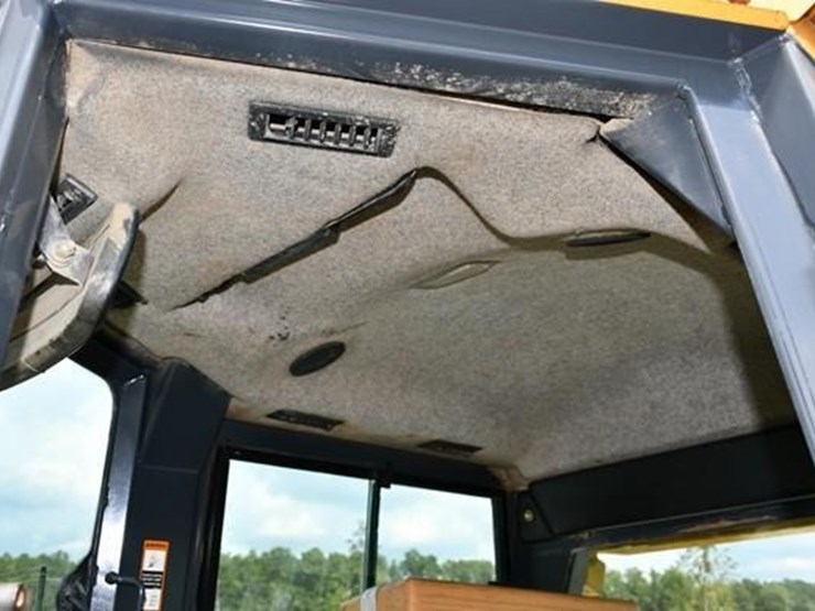 2008-deere-700j-xlt-image-23