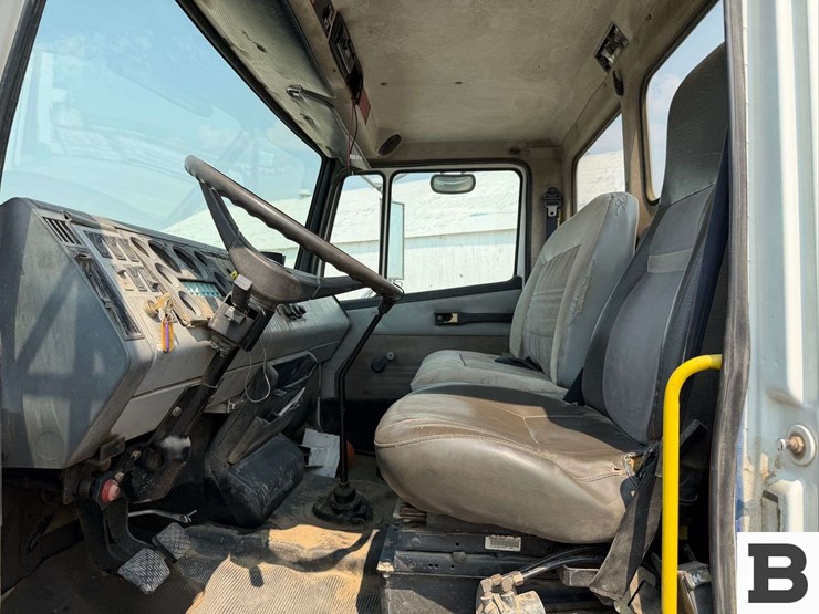 1992-freightliner-fl70-image-39