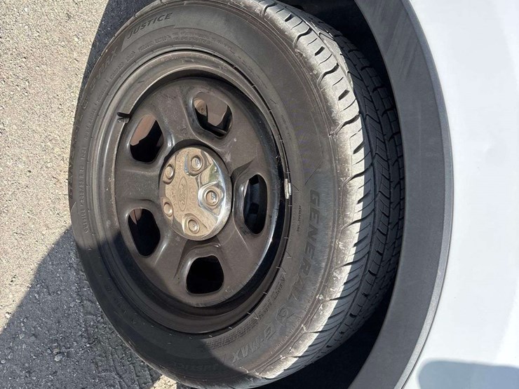 2016-ford-explorer-image-23