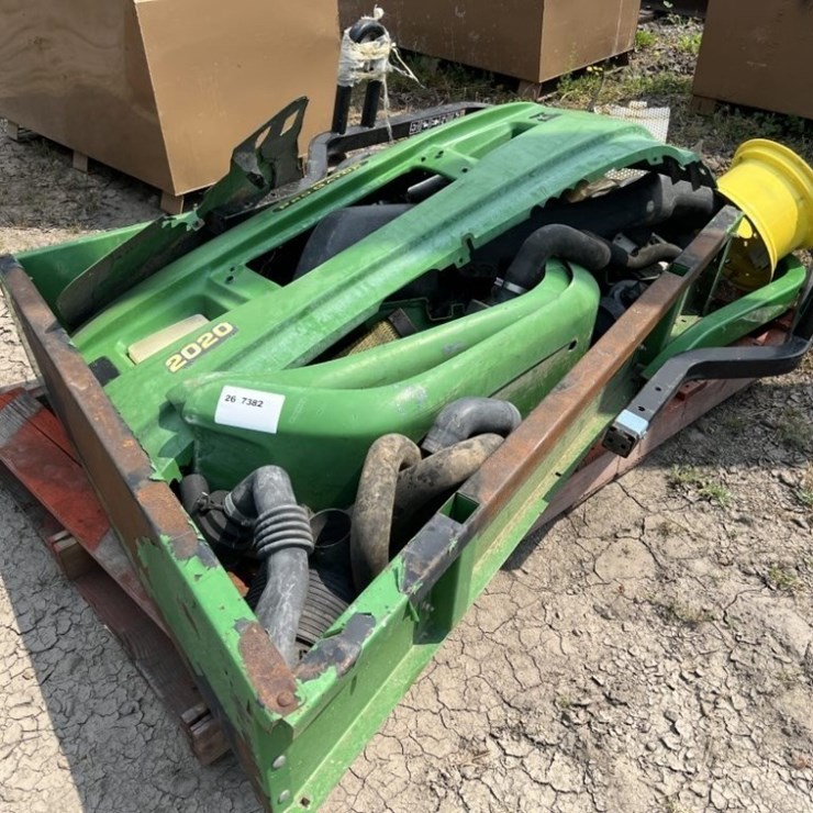 JOHN DEERE GATOR