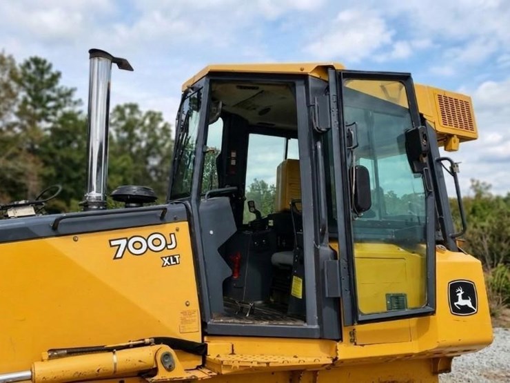2008-deere-700j-xlt-image-21