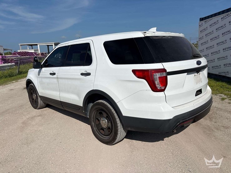2016-ford-explorer-image-4