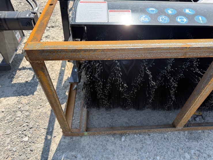 #2071-•-unused-mower-king-ssab72-skid-steer-angle-broom-ssab7226052302h-inv#51833-image-5
